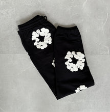 Laden Sie das Bild in den Galerie-Viewer, Denim Tears Cotton Wreath Sweatpants Schwarz