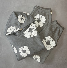 Laden Sie das Bild in den Galerie-Viewer, Denim Tears Cotton Wreath Sweatpants Grau